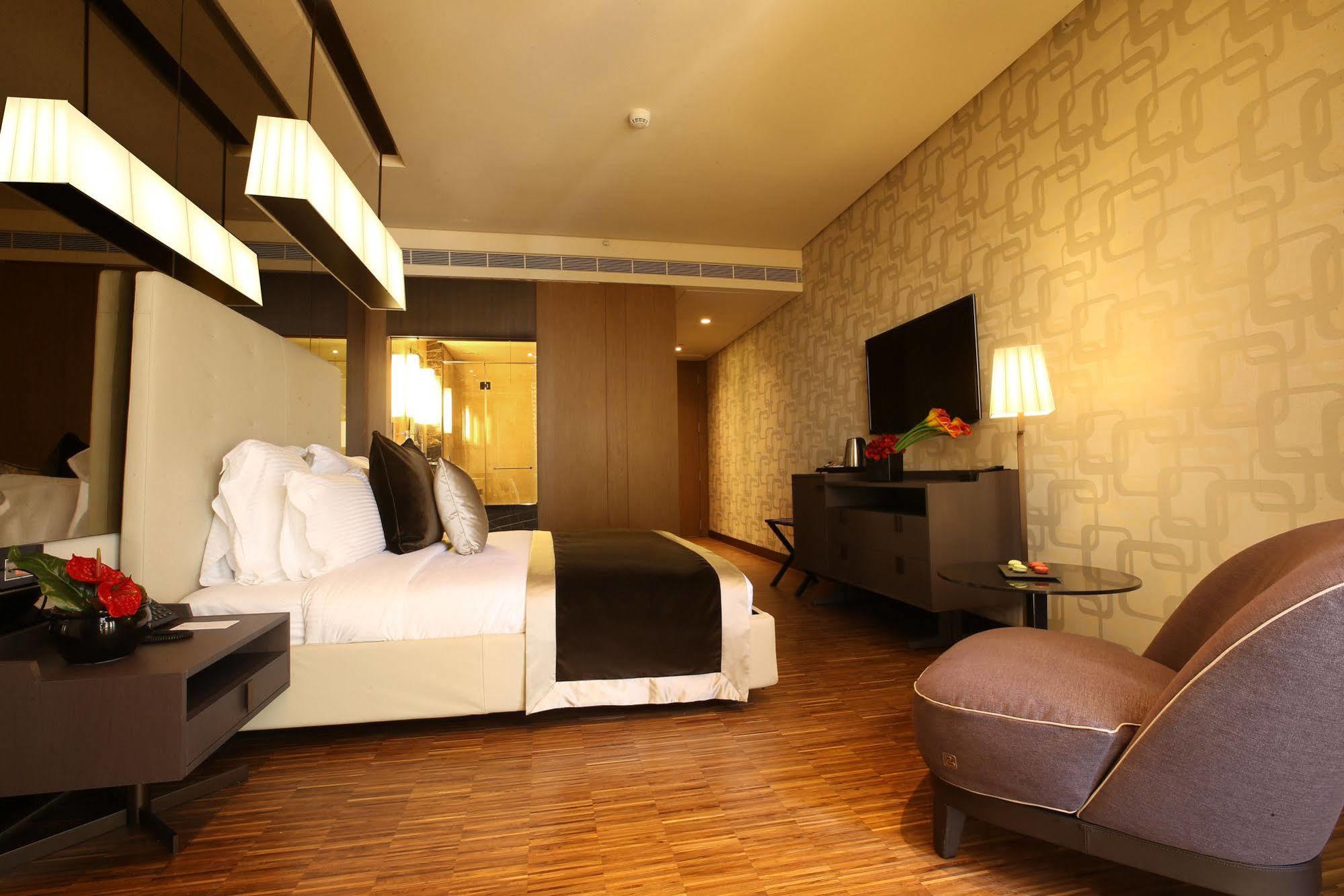 Lancaster Plaza Hotel 5*